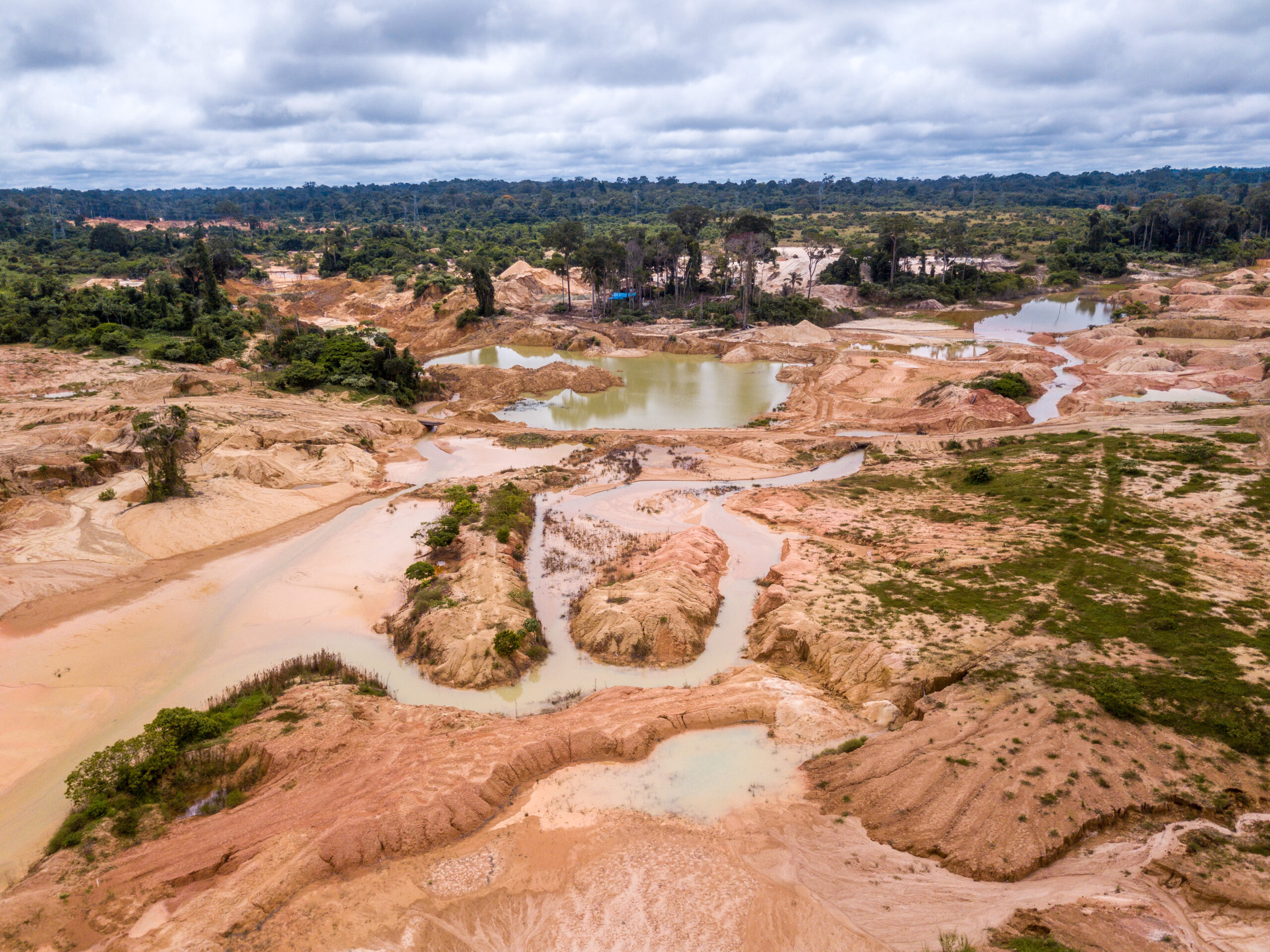 Umweltzerstörung im Regenwald durch Goldabbau